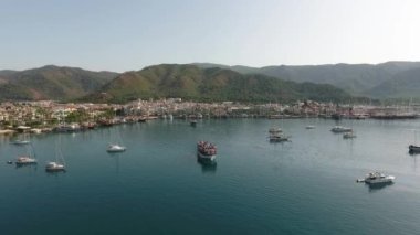 Turist gemisi bir gezi için Marmaris limanından ayrılıyor. Hava görünümü.