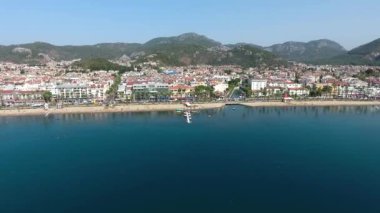 Türkiye 'deki Marmaris sahili ve gezinti alanının havadan görüntüsü.