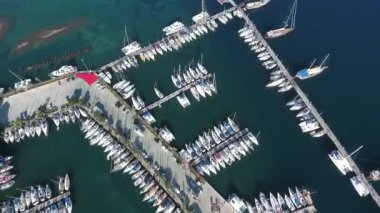 İnsansız hava aracının görüntüsü. Akdeniz 'de yat gezisi yapmak için yat limanında uçuyorum..