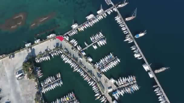 Filmación Del Dron Volando Sobre Puerto Deportivo Para Navegar Yates — Vídeos de Stock