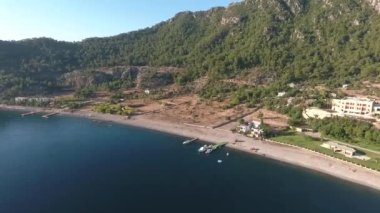 Resimli Türk Körfezi Kumlubuk. İnsansız hava aracının görüntüsü. İskeleli ve plajlı Körfez manzarası.