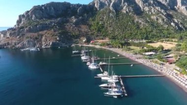 Türkiye 'nin Chiftlik tatil beldesinin körfezi üzerindeki hava manzarası.