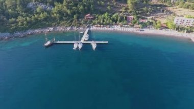 Yelkenli yatlar sahilin yakınındaki rıhtımda demirli. Drone 'dan görünüm.
