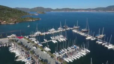 İnsansız hava aracının görüntüsü. Akdeniz 'de yat gezisi yapmak için yat limanında uçuyorum..