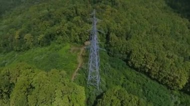Hava görüntüsü. Yüksek voltajlı metal direği. Ormanda yüksek voltajlı kuleler.