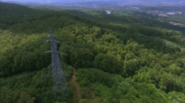 Hava görüntüsü. Yüksek voltajlı metal direği. Ormanda yüksek voltajlı kuleler.