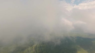 Bulutlarda uçan dron.