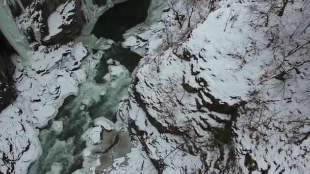 Descida Solo Desfiladeiro Com Rio Uma Cachoeira Congelada — Vídeo de Stock