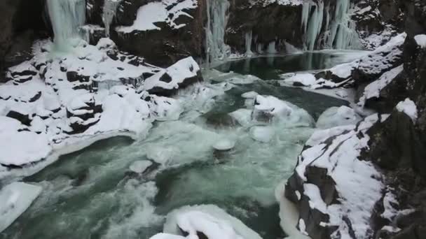 Icicles Suspendus Rocher Dans Une Gorge Avec Une Rivière Montagne — Video