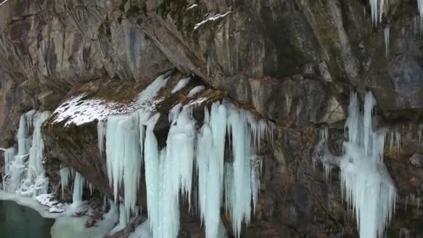 Eiszapfen Hängen Einem Felsen Einer Schlucht Mit Einem Gebirgsfluss — Stockvideo