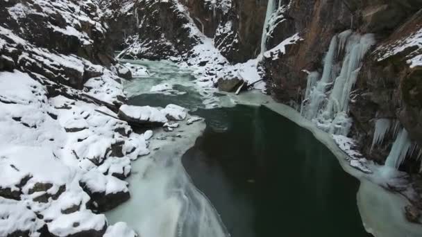 Der Zugefrorene Fluss Grund Der Schlucht Mit Eiszapfen Auf Den — Stockvideo