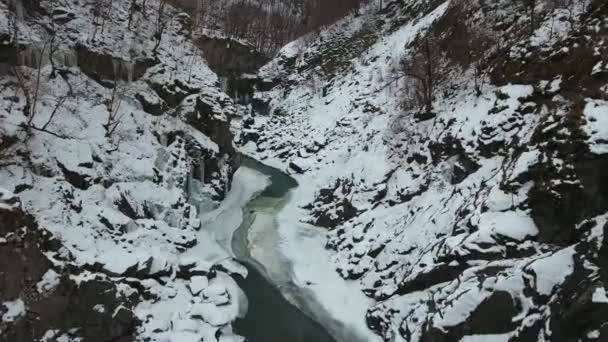 Gebirgsfluss Fuße Der Schlucht Mit Eiszapfen Auf Den Felsen — Stockvideo