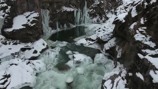 Winterliche Berglandschaft Stromschnellen Auf Dem Schnellen Fluss Der Schlucht Mit — Stockvideo