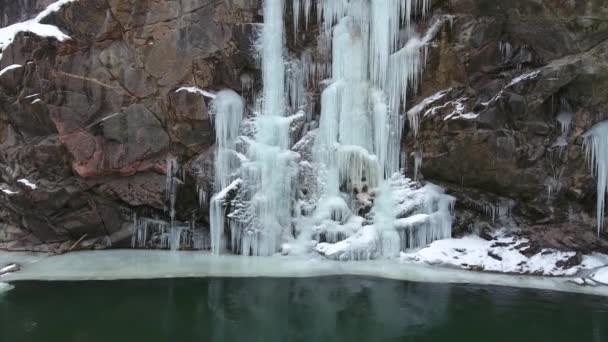 Bevroren Waterval Rotsen Winterlandschap Bodem Van Kloof — Stockvideo