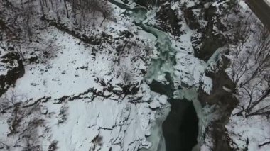 Yol boyunca uzanan vadideki dağ nehrinin hava manzarası..