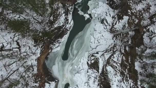 Blick Von Oben Auf Den Bergfluss Der Schlucht Winterlandschaften Russlands — Stockvideo