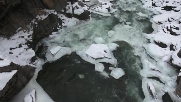 Türkisfarbenes Wasser Eines Schnellen Gebirgsbaches Fuße Einer Schneebedeckten Schlucht Kaukasus — Stockvideo