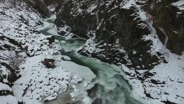 Aguas Turquesas Flujo Rápido Fondo Desfiladero Cubierto Nieve Las Montañas — Vídeos de Stock