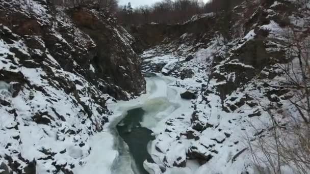 Fliegen Einer Gebirgsschlucht Mit Einem Zugefrorenen Fluss — Stockvideo