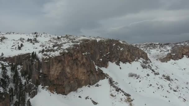 Luftaufnahme Der Steilen Hänge Von Felsformationen Drohnenflüge Bei Schlechtem Wetter — Stockvideo