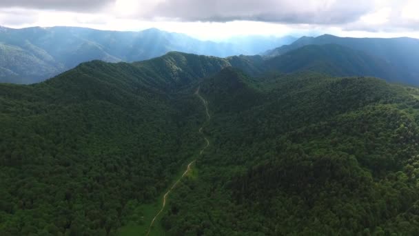 山地景观 通往高山峡谷的路 低云和阳光 无人机拍摄的视频 — 图库视频影像