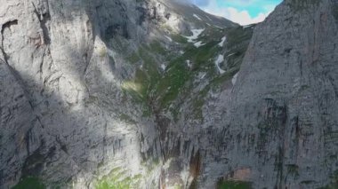 Drone 'un video görüntüleri. İnanılmaz uzun dağ şelalesi. Havadan dağ manzarası.