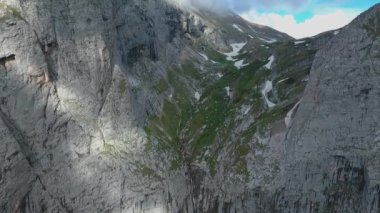 Drone 'un video görüntüleri. Şelaleli güzel bir dağ geçidi. Hava görünümü.