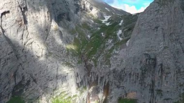 Güzel bir dağ şelalesinin havadan görünüşü.
