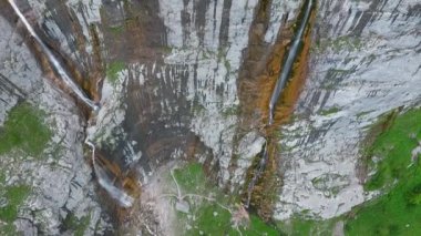 Drone 'un video görüntüleri. İnanılmaz uzun dağ şelalesi. Havadan dağ manzarası.