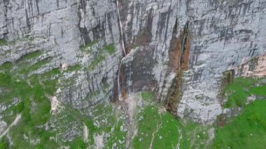 Drone 'un video görüntüleri. İnanılmaz uzun dağ şelalesi. Hava görünümü.