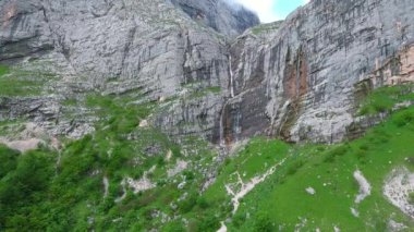 Drone 'un video görüntüleri. Güzel dağ şelalesi. Kafkas Dağları, Rusya.