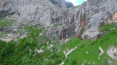 Havadan çekilmiş görüntüler. Dağ şelalesi vodopadistliği (pshehsky). Rusya.