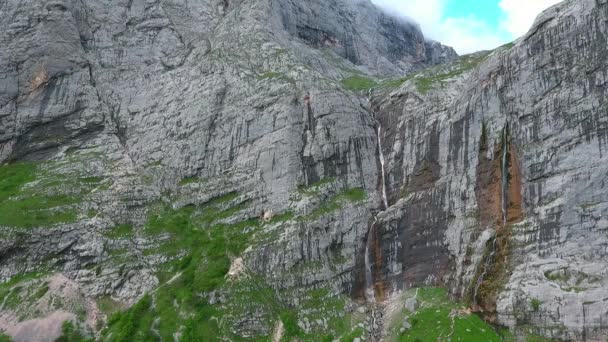 ドローンの映像だ 素晴らしい長い山の滝 空気からの山の景色 — ストック動画