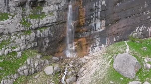 Видео Беспилотника Туристы Возле Длинного Водопада Скалы — стоковое видео