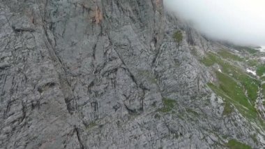 Drone 'un video görüntüleri. Bulutlardaki büyük bir kayanın yüzeyi.