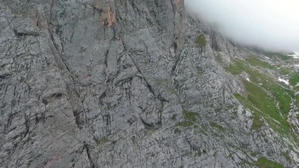 ドローンの映像だ 雲の中の大きな岩の表面 — ストック動画