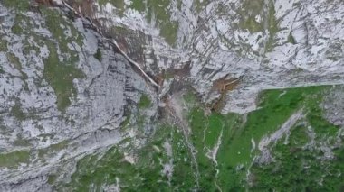 Drone 'un video görüntüleri. İnanılmaz uzun dağ şelalesi. Üst görünüm.