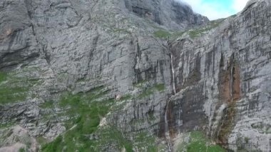 Drone 'un video görüntüleri. İnanılmaz uzun dağ şelalesi. Havadan dağ manzarası.