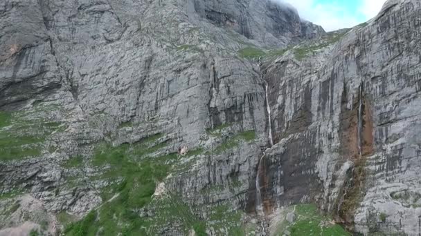 ドローンの映像だ 素晴らしい長い山の滝 空気からの山の景色 — ストック動画