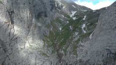 Drone 'un video görüntüleri. İnanılmaz uzun dağ şelalesi. Havadan dağ manzarası.