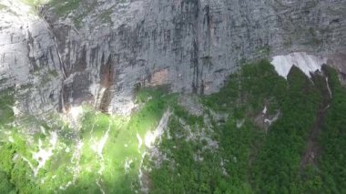 Drone 'un video görüntüleri. İnanılmaz uzun dağ şelalesi. Havadan dağ manzarası.