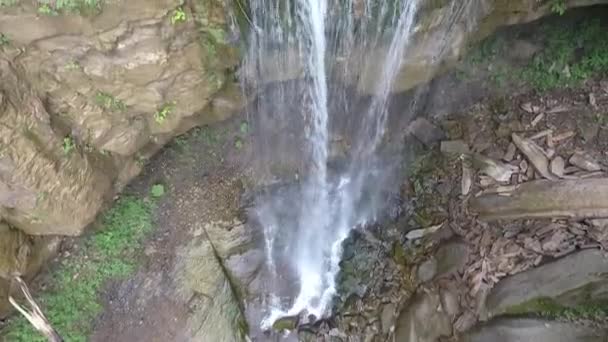 森の中の美しい長い滝 空中風景 — ストック動画