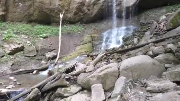 高山峡谷中的瀑布 — 图库视频影像