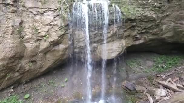 森林里美丽的长长的瀑布 无人机画面 — 图库视频影像