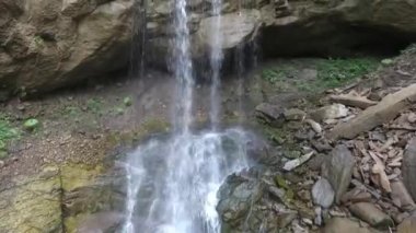 Ormandaki uzun dağ şelalesi. Hava görünümü.