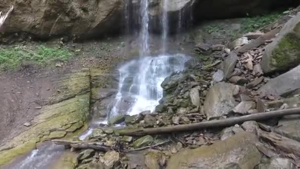 Długi Górski Wodospad Lesie Widok Lotu Ptaka — Wideo stockowe