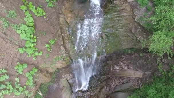 森林里美丽的瀑布 空中景观 — 图库视频影像