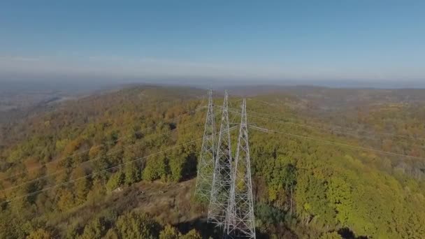 Inspeksi Logam Mendukung Kabel Listrik Tegangan Tinggi Dengan Drone — Stok Video
