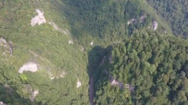 Dağ geçidi ve nehrin havadan görünüşü.