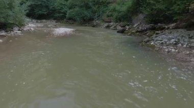 Dağ nehri derin bir vadide. Hava aracı görüntüleri..